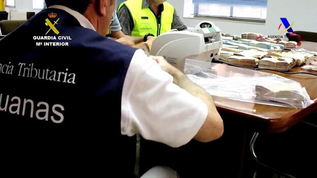 Se baja del ferry con 528.000 euros ocultos en el doble fondo de su coche