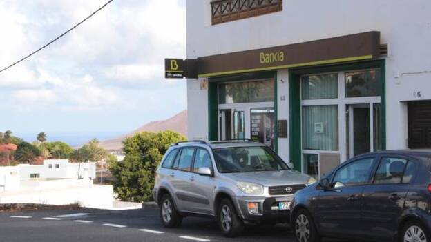 La única oficina bancaria del casco de Yaiza vuelve a operar a diario