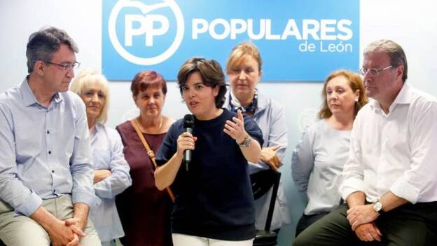 Sáenz de Santamaría : «El trato a los presos depende de su apoyo a Sánchez»