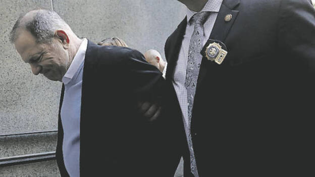 Acusan a Weinstein de abusar de una tercera mujer