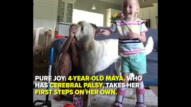 La alegría de una niña con parálisis al dar sus primeros pasos