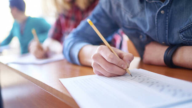 Educación estudia dar 100 euros más de beca a alumnos con rentas bajas