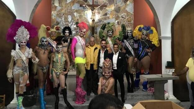 El Padre Báez revoluciona la iglesia con los drags