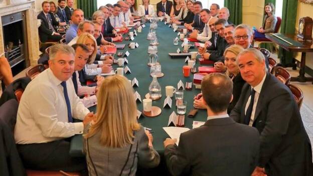 May procura dar una imagen de unidad para zanjar la crisis en su Gobierno