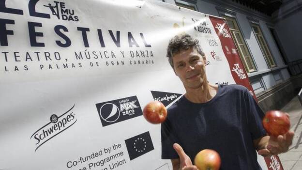 Malabaristas y bailarines unen fuerzas en Santa Ana