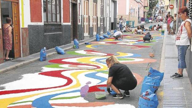 El Carmen cubre de alfombras La Isleta