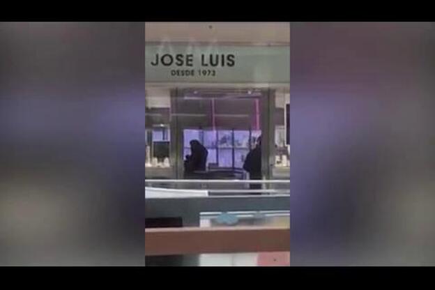 Cuatro ladrones asaltan una joyería de Castelldefels y huyen tras un tiroteo