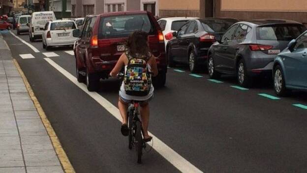 Un ciclista herido tras colisionar con un turismo