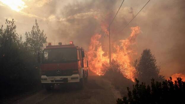 Enorme incendio forestal en las afueras de Atenas