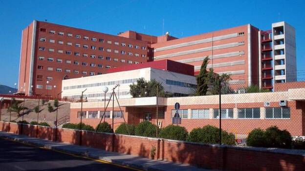 Se enfada con su mujer y la golpea en la cabeza con un hierro