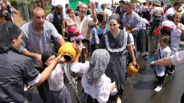 Lomo Magullo se moja en la Traída del Agua infantil