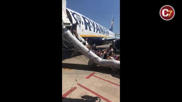 Desalojan un avión en El Prat al incendiarse un móvil