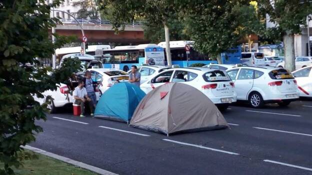 Los taxistas se concentran frente a Fomento y esperan un mensaje de «coherencia»
