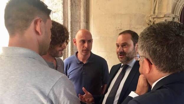 Ábalos se reúne con un grupo de taxistas en Valencia