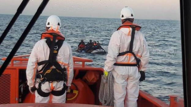 Rescatados 52 adultos y seis niños de una patera en el Mar de Alborán