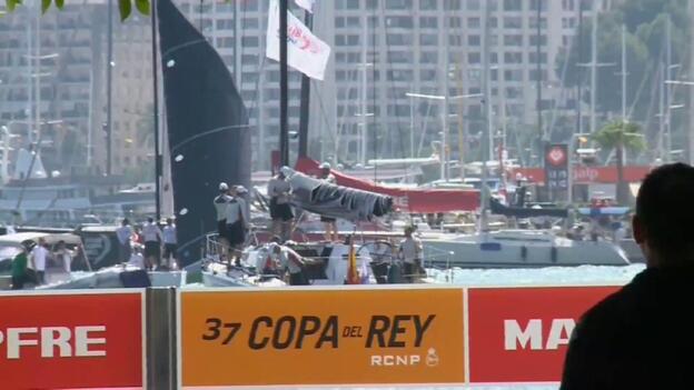 El Rey Felipe VI, de risas con su tripulación tras la regata