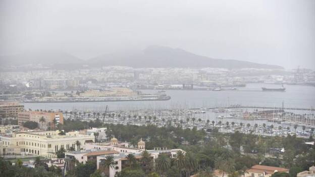 Chaparrones de escasos litros, con calima y máximas de 34 grados