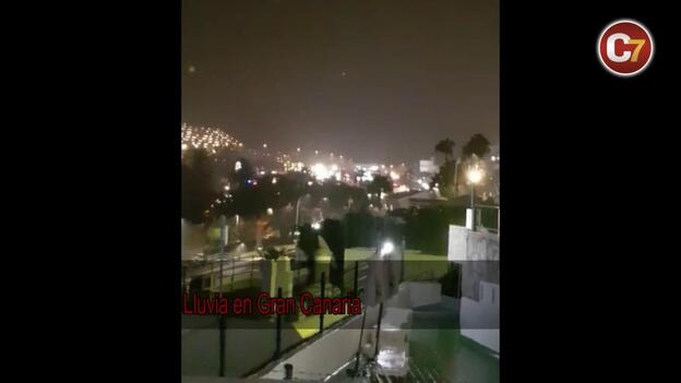 Noche de lluvia con rayos y truenos