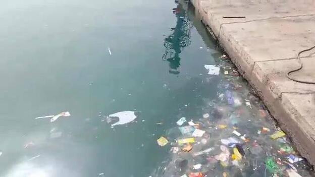 El puerto de Morrojable acumula residuos que flotan en su puerto