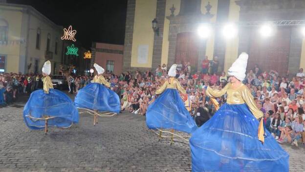 Guía, de fiesta entre carrozas y música