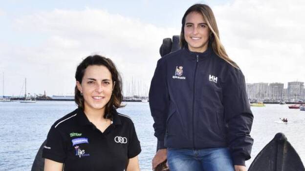 Las hermanas María y Pilar Caba se retiran exultantes al lograr su objetivo