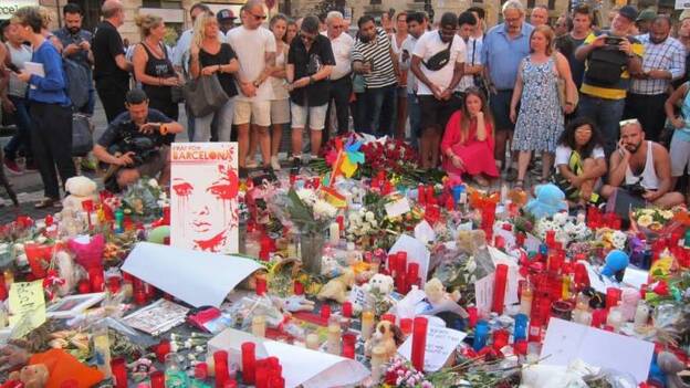 Flores y velas en recuerdo de las víctimas