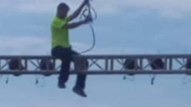 El montaje del escenario de Melenara, sin cascos ni arneses