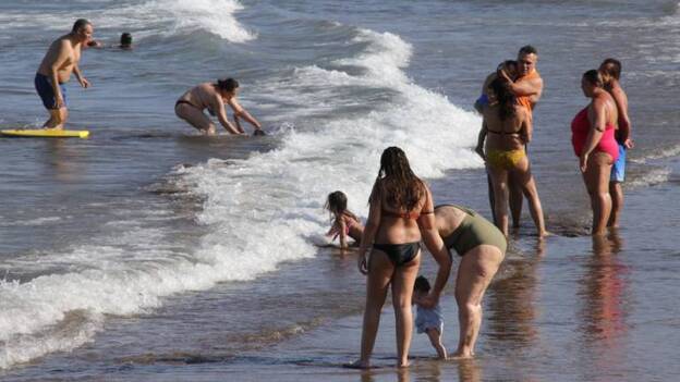 El verano ‘light’ deja este año solo 25 atendidos por calor en las islas