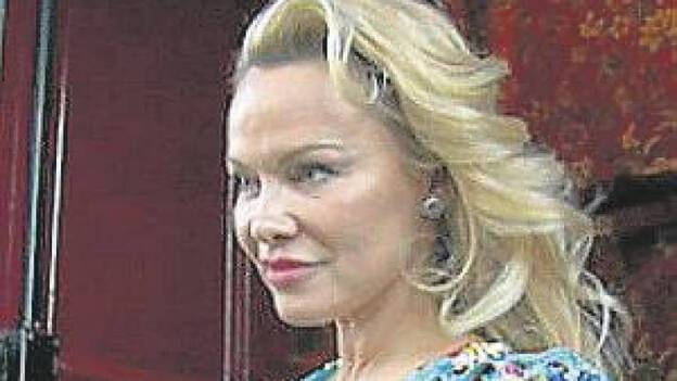 Pamela Anderson desmiente los rumores de ruptura con el futbolista Adil Rami