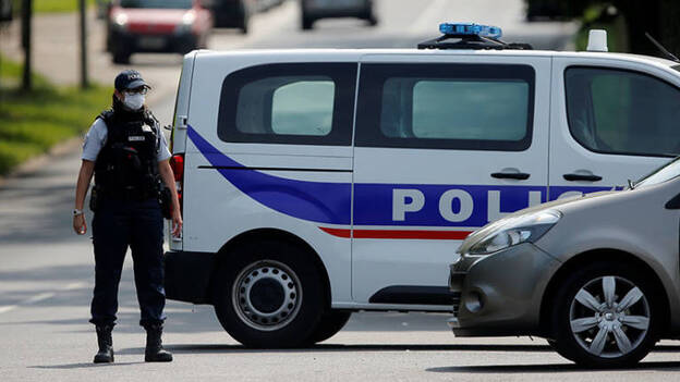 Al menos dos muertos en un ataque con cuchillo cerca de París