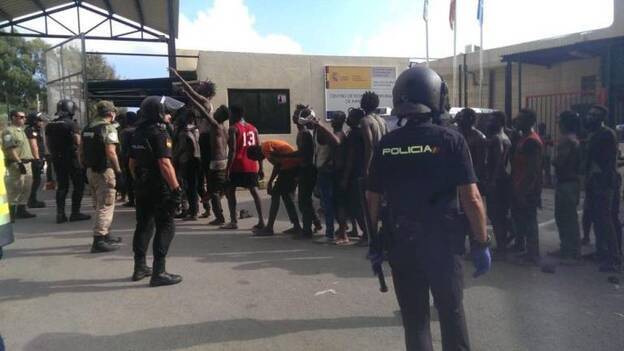 España devuelve a Marruecos a los 116 inmigrantes que saltaron la valla de Ceuta