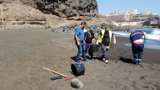 Aparecen restos de fuel en La Garita