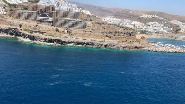 El helicóptero de GES localiza una mancha de microalgas en la costa de Mogán