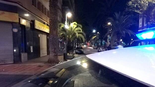 Detenido al volante ‘liándose un porro’ en zona peatonal