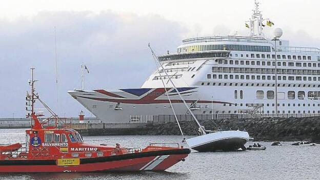 Encalla un yate en aguas del puerto de Naos en Arrecife