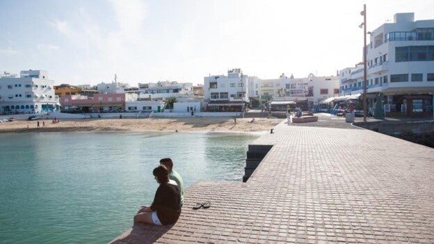 Fallece el niño de seis años que se cayó a una piscina privada en Corralejo