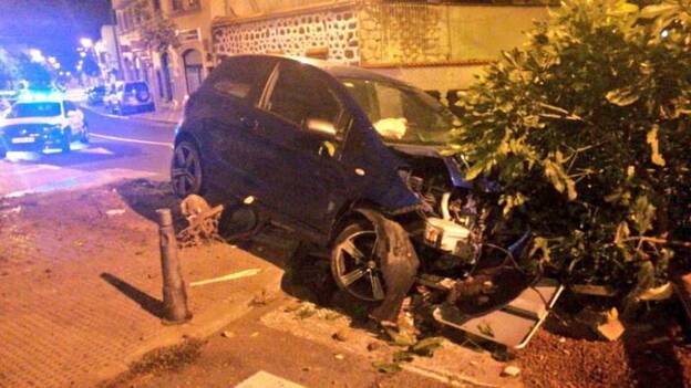 Destroza su vehículo tras salirse de la vía