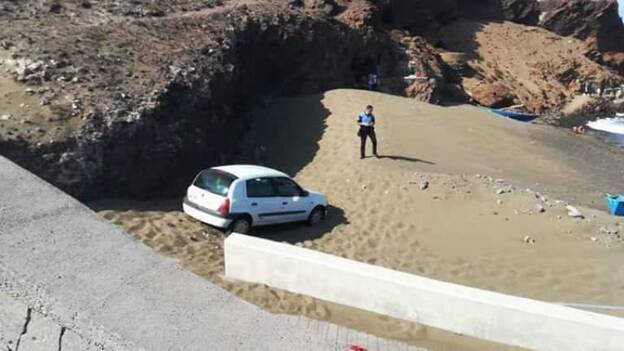 Un coche se precipita sobre la arena de El Burrero