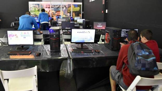 La oposición a la liga escolar de videojuegos se organiza como plataforma