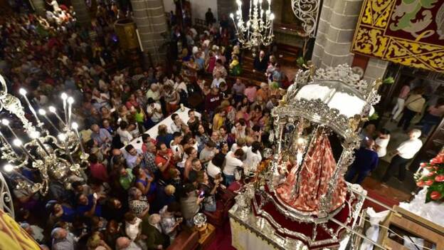 Para ver el trono de cerca, solo por la nave derecha