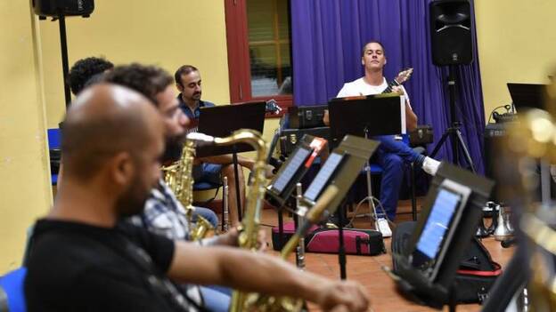 Un timple vuela entre metales