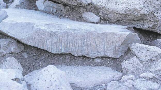 La Fortaleza saca a la superficie, por primera vez, grabados en piedra