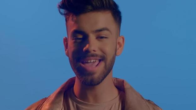 Agoney se sincera sobre sus compañeros y desvela de qué hablan en WhatsApp