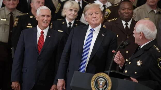 Trump insta a Justicia a desenmascarar al autor de artículo