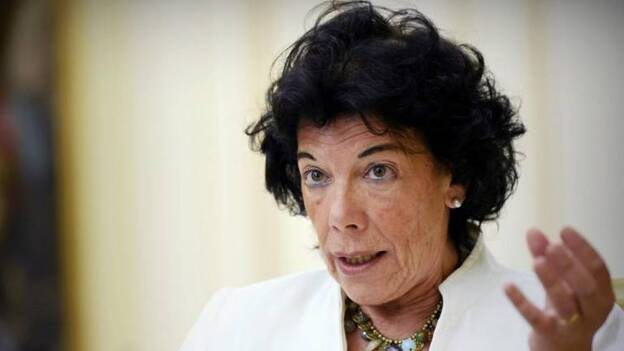 Celaá estudia prohibir los móviles en los centros escolares