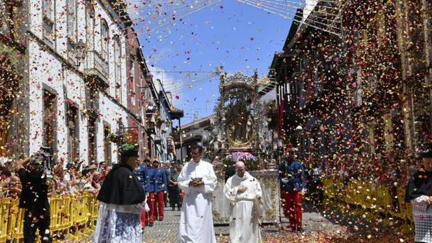Pétalos y fe para la virgen