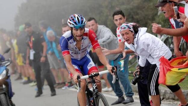 Pinot se viene arriba en Lagos de Covadonga, Yates sigue firme de rojo
