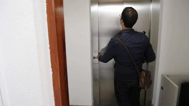 El Gobierno da una prórroga de dos meses a los ascensores