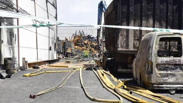 Expertos inspeccionarán la nave pasto de las llamas en Arinaga