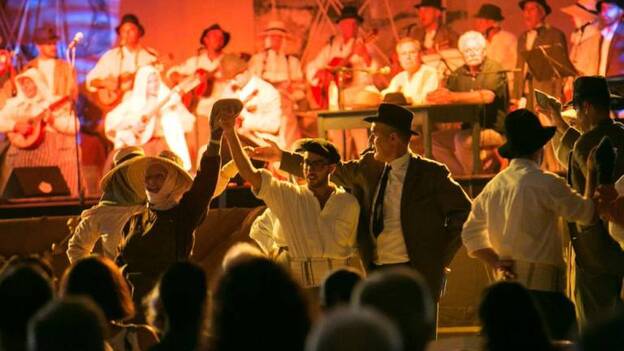 La Agrupación Folclórica de Tetir pregona de Vega a Vega